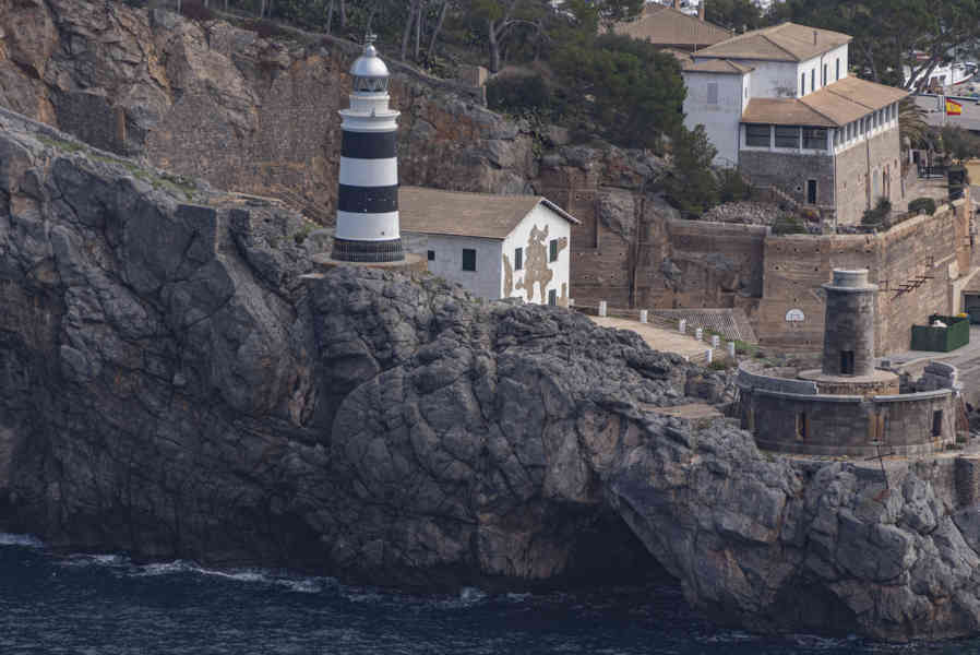 Mallorca - Sóller 34 - puerto - faro de Sa Creu.jpg